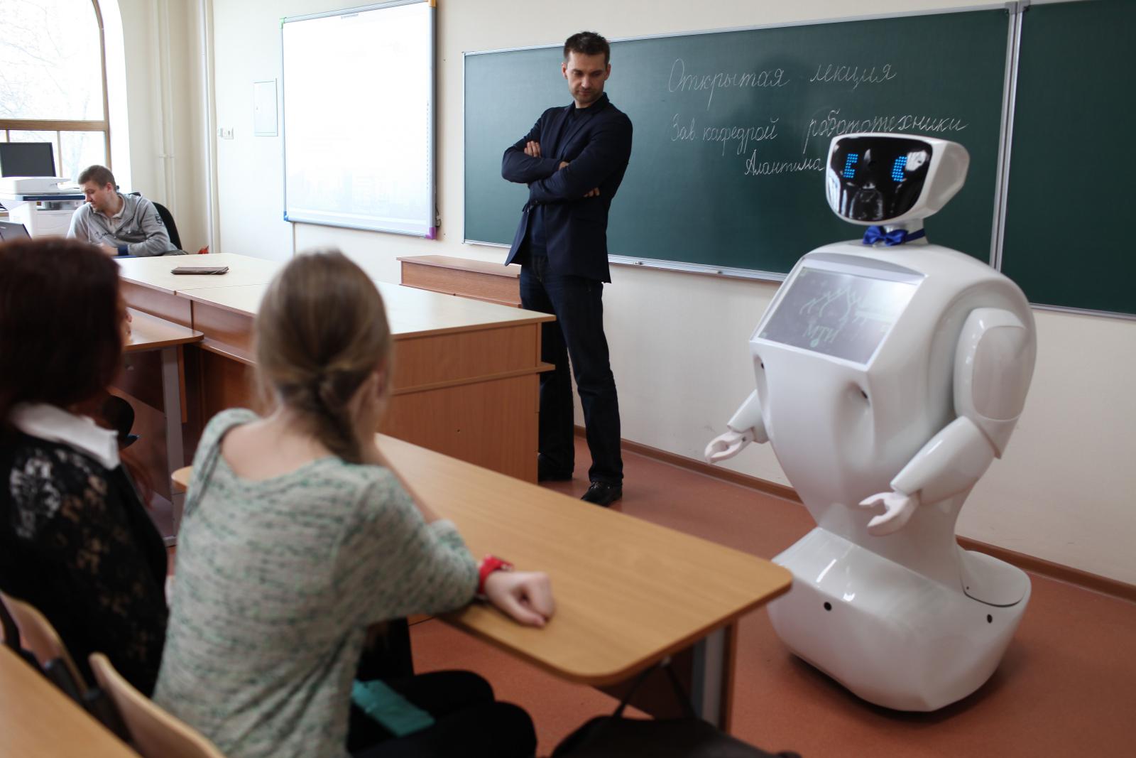Будет уроком на будущее. Учитель робот в школе. Учитель в будущем. Школа будущего учителя роботы. Робот учитель образование.