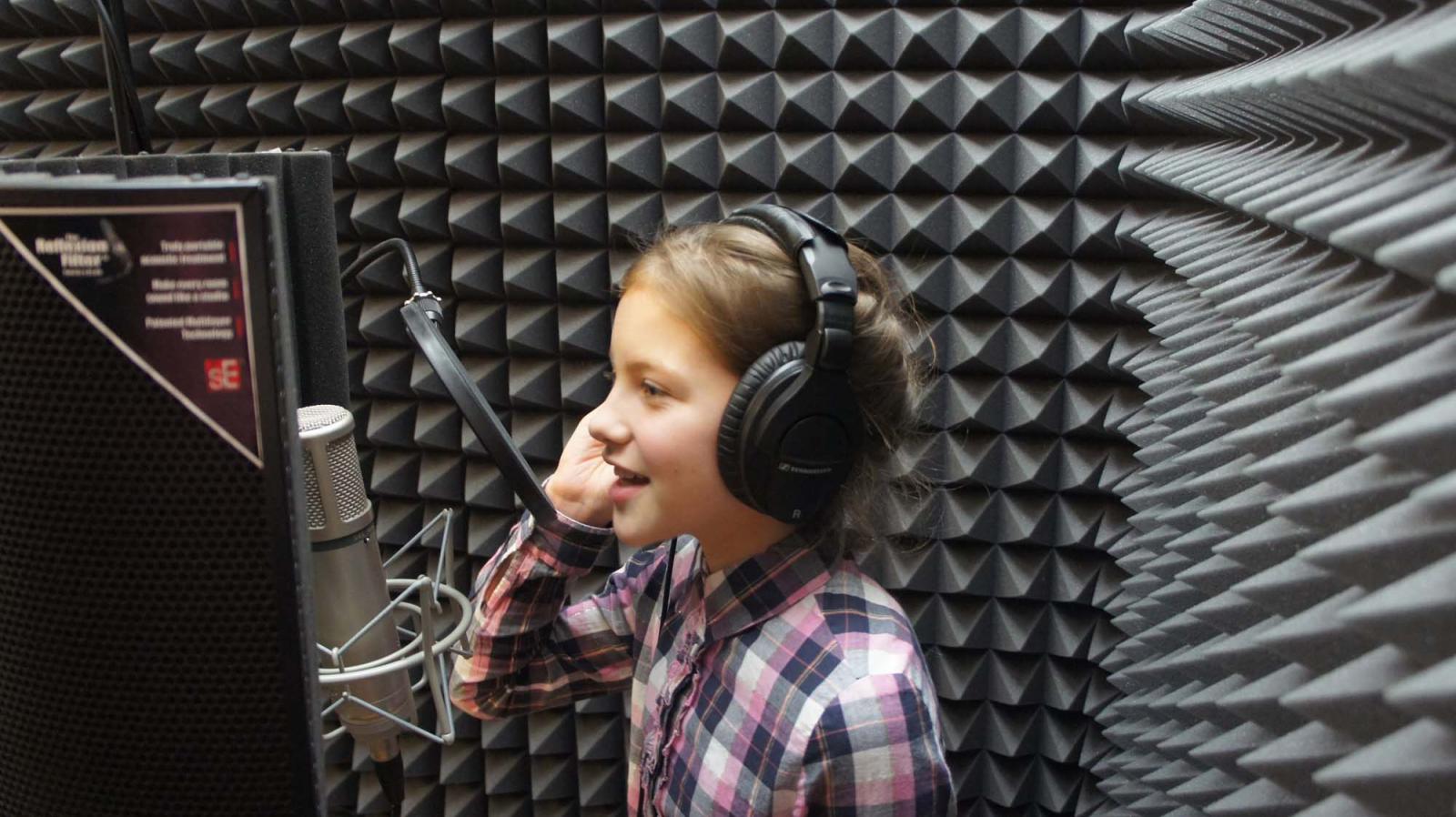 Ребенок в студии звукозаписи
