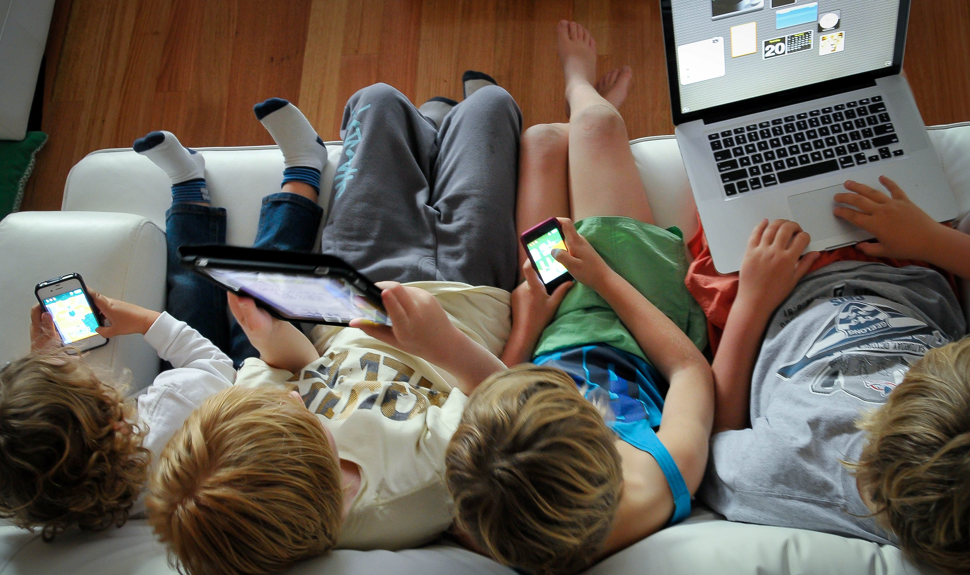 Что играть без телефона. Современные дети и гаджеты. Подросток сидит в интернете. Люди с гаджетами. Детям об интернете.