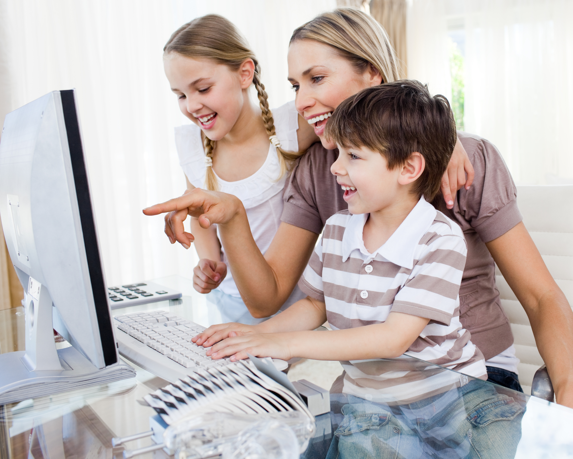 Мама играет в школу. Компьютер для детей. Ребенок за компьютером. Родители и дети за компьютером. Дети родители компьютер.
